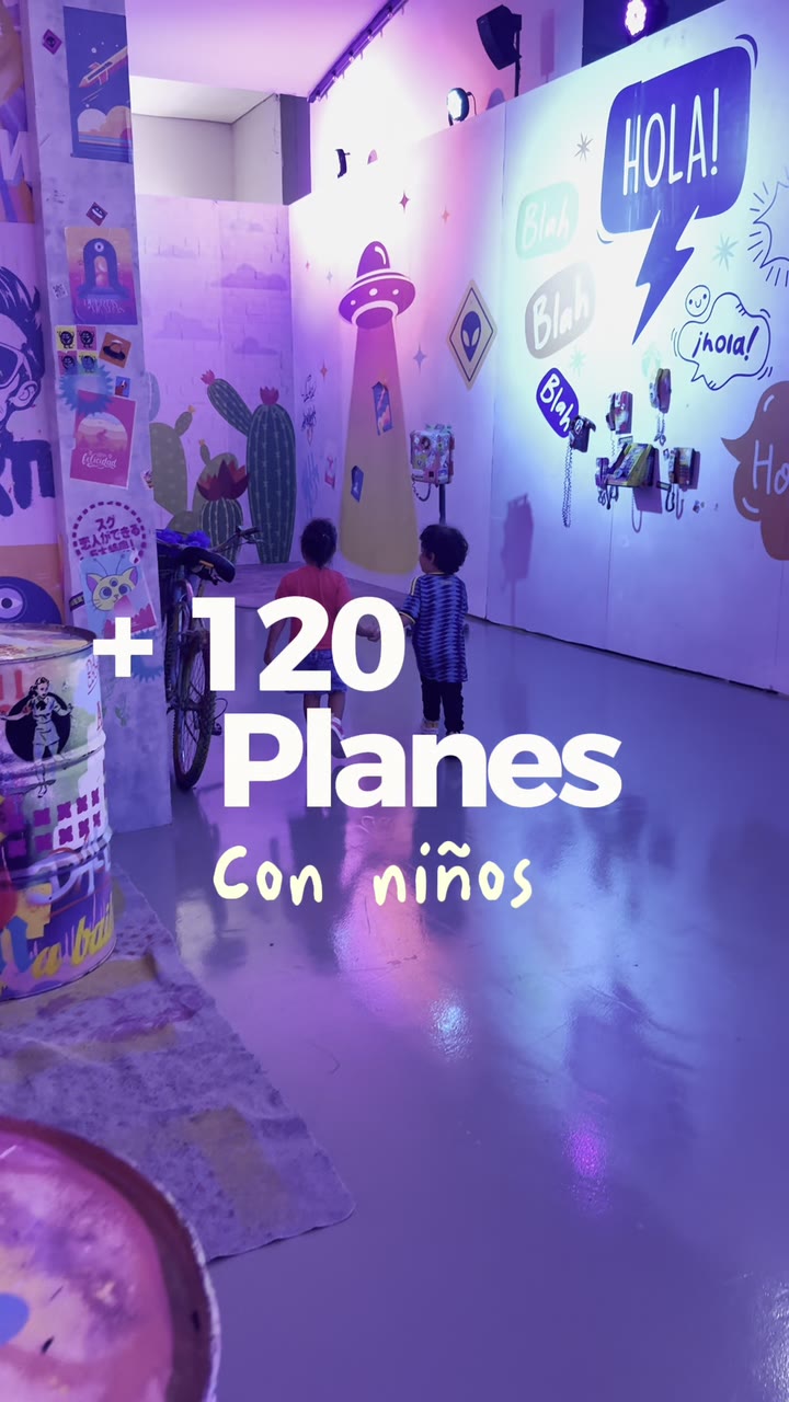 Dos niños caminando en un plan de Medellín, con el texto +120 planes con niños