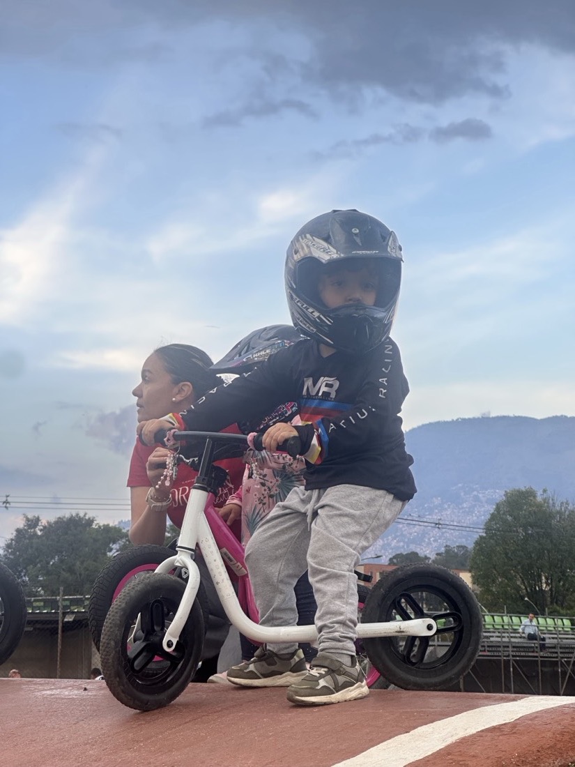 Niño con casco integral preparándose para una clase de bicicross en Medellín