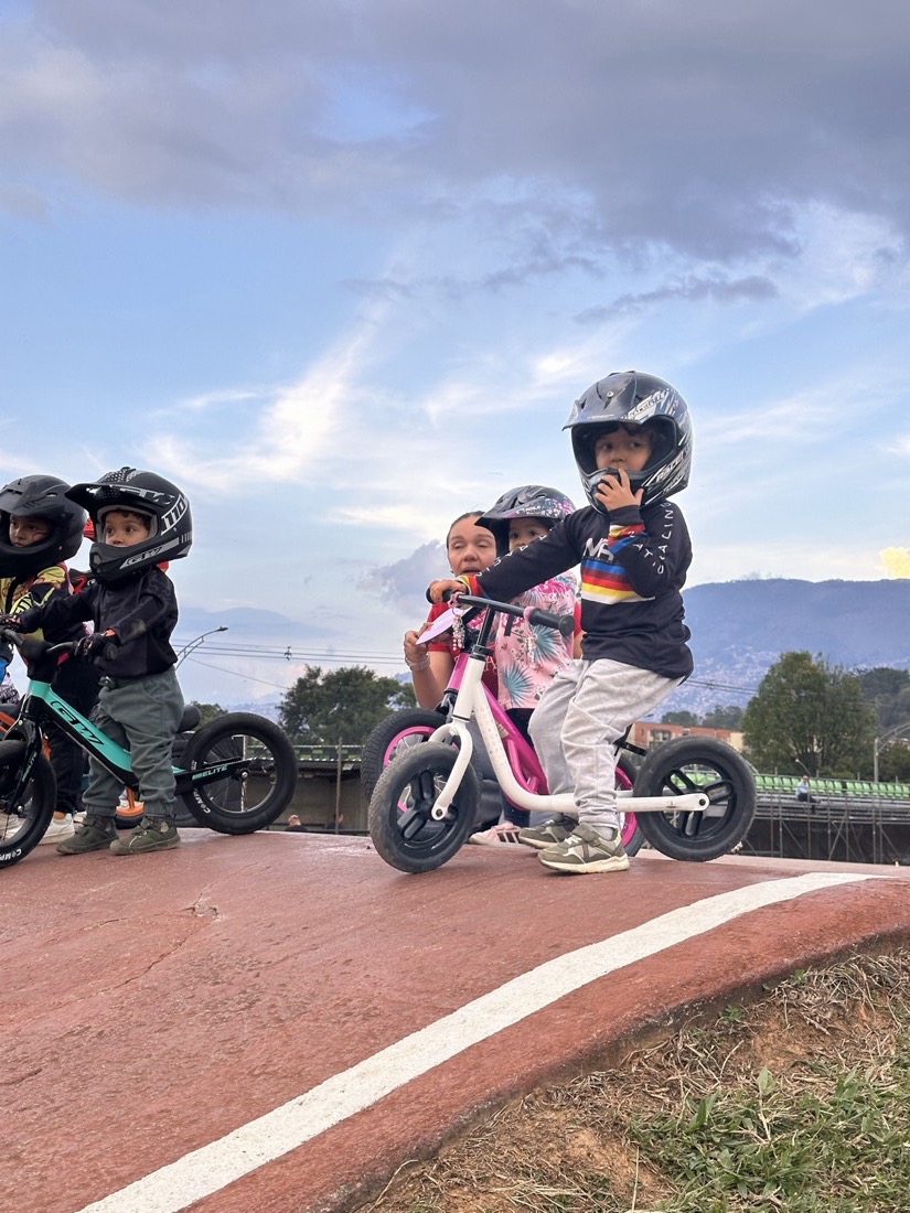 Niños con casco practicando BMX en Medellín