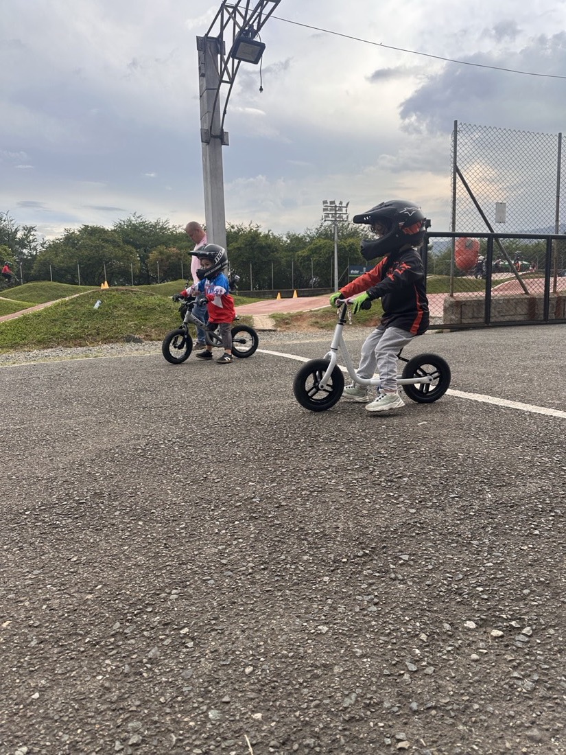 Niños en bici de equilibrio practicando en una pista BMX de Medellín
