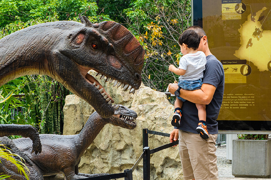 Niños y familias visitando Parque Explora en Medellín